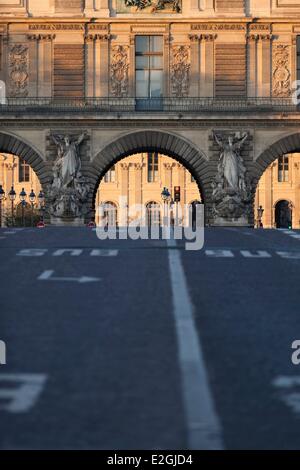 Frankreich Paris Pont du Carrousel vor Louvre Museum Lesdiguieres Pavillon im Hintergrund Stockfoto