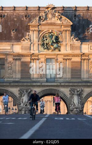 Frankreich Paris Biker auf Pont du Carrousel vor Louvre Museum Lesdiguieres Pavillon Stockfoto