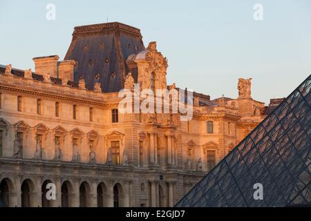 Frankreich Paris Louvre Pyramide vom Architekten Leoh Minh Pei und Turgo Gang im Hintergrund Stockfoto