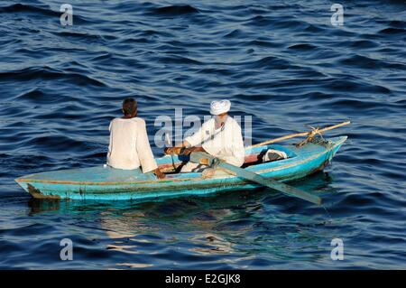 Ägypten Oberägypten Kom Ombo zwei Fischer in einem kleinen Boot auf Nil Stockfoto