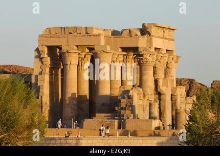 Ägypten Oberägypten Kom Ombo Tempel zwei Göttern geweiht: Falcon Gott Haroeris oder Horus alt und Krokodil Gott Sobek Außenansicht bei Sonnenuntergang Stockfoto