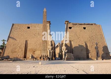 Ägypten-Oberägypten-Luxor-Tempel Weltkulturerbe von UNESCO Pylon der Obelisk Ramses II und Statuen von Ramses II. Stockfoto