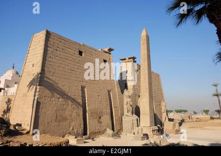 Ägypten-Oberägypten-Luxor-Tempel Weltkulturerbe von UNESCO Pylon der Obelisk Ramses II und Statuen von Ramses II. Stockfoto