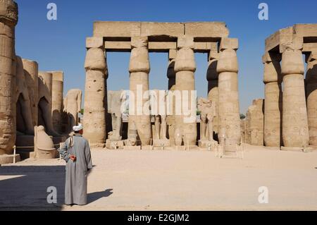 Ägypten-Oberägypten-Luxor-Tempel als Weltkulturerbe durch die UNESCO Hof des Ramses II. königliche Kolosse ohne Köpfe Stockfoto