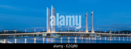 Entworfen von den Architekten Charles Lavigne Thomas Lavigne und Christophe Cheron kreuzen Garonne Ansicht Dock Chartrons Frankreich Gironde Bordeaux Chaban-Delmas-Brücke Stockfoto