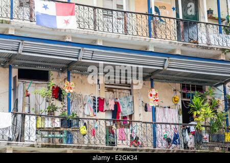 Historisches Viertel von Panama-Panama-Stadt aufgeführt als Weltkulturerbe der UNESCO Casco Viejo Viertel Barrio San Felipe Balkone von einem baufälligen Haus im Kolonialstil Stockfoto