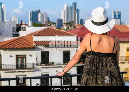 Panama-Panama-Stadt Altstadt als Weltkulturerbe durch die UNESCO Casco Viejo Viertel Barrio San Felipe Plaza Herrera und moderne Stadt Hintergrund Ansichten Terrasse der Panamericana Hostel Stockfoto