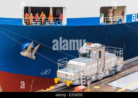 Panama-Panama-Kanal Miraflores-Schleusen von drei Schlösser am Kanal mit einer Höhe von 16,5 m und Achevee im Jahre 1913 Boot Clovis Prime (1995) ist ein Trägerfahrzeug und Maultier namens e-Lok Stockfoto