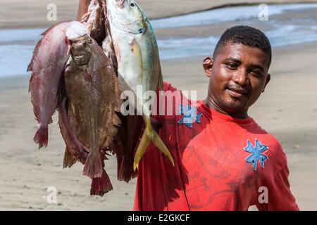 Panama Veraguas Provinz Chiriqui Golf Santa Catalina Fischer mit seinem Fang des Tages Stockfoto