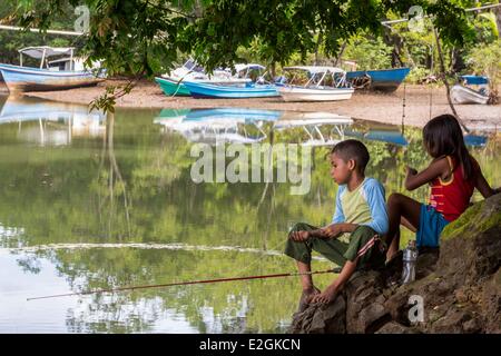 Panama Veraguas Provinz Golf von Chiriquí Santa Catalina Kinder Angeln in der Nähe von port Stockfoto