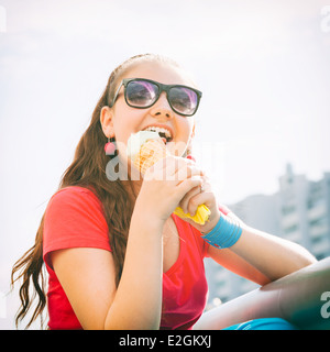 entzückende Mädchen Spaß und Eis essen Stockfoto