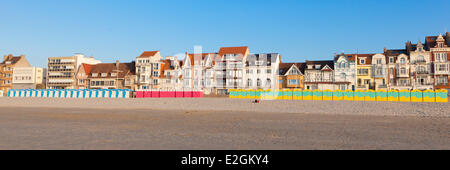 Frankreich Nord Côte Opale Dünkirchen Malo-Les-Bains Strand Hütten und Fassaden der Villen am Wasser Stockfoto