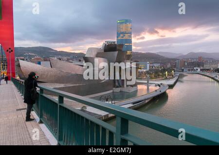 Spanien baskische Land Region Vizcaya Provinz Bilbao Guggenheim Museum von Frank Gehry und Iberdrola Tower vom argentinischen Architekten Cesar Pelli Wolkenkratzer von 165 Metern entworfen Stockfoto