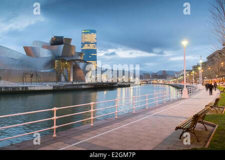 Spanien baskische Land Region Vizcaya Provinz Bilbao Guggenheim Museum von Frank Gehry und Iberdrola Tower vom argentinischen Architekten Cesar Pelli Wolkenkratzer von 165 Metern entworfen Stockfoto