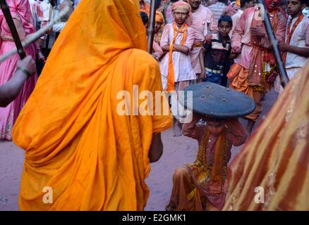 Indien Uttar Pradesh State Barsana Stadt während der Feier des Lathmar Holi zu diesem besonderen Anlass-Frauen haben die Freiheit zu schlagen Männer mit langen Bambusstäben genannt Lathis, die Männer dürfen nur mit Schilden schützen Stockfoto