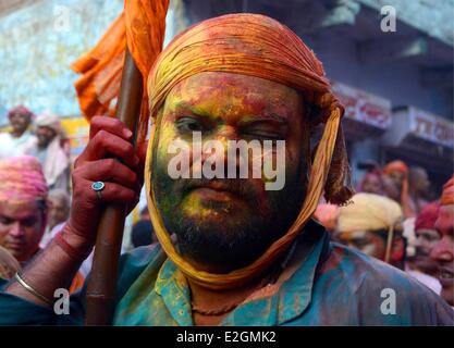 Indien Uttar Pradesh State Barsana Menschen gehen auf Straßen während Holi Festival feiern Stockfoto