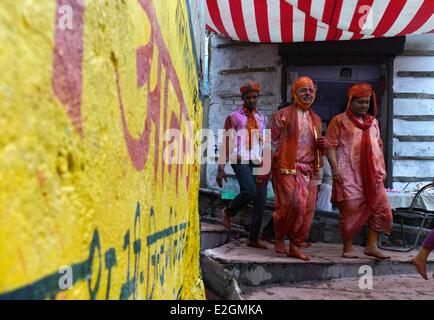 Indien Uttar Pradesh State Barsana Menschen gehen auf Straßen während Holi Festival feiern Stockfoto