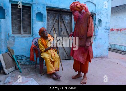 Indien Uttar Pradesh State Barsana Straßenszene während Holi Festival feiern Stockfoto