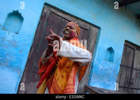 Indien Uttar Pradesh State Barsana Straßenszene während Holi Festival feiern Stockfoto