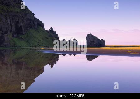 Island Sudhurland Vik y Myrdal Dyrhólaey Wasserreflexion im Morgengrauen Stockfoto