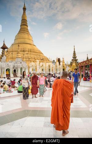 Myanmar (Burma) Yangon Division Yangon Shwedagon-Pagode ein Besuch Mönch machen ein Bild von seiner Familie und Freunden Stockfoto