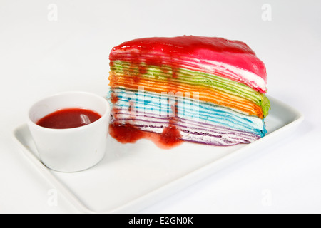 Regenbogen-Krepp-Torte mit Erdbeer Quelle Stockfoto