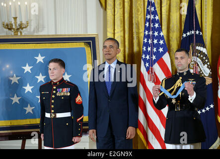 Washington, DC, USA. 19. Juni 2014. U.S. President Barack Obama (C) steht im Rahmen einer Feierstunde für die Vergabe von William "Kyle" Carpenter (L) mit der Medal Of Honor im East Room des weißen Hauses in Washington, DC, USA, am 19. Juni 2014. Zimmermann erhielt die Medaille für die Deckung einer Granate um Kollegen Marines während einer Taliban-Attacke im November 2010 zu speichern. Zimmermann ist der achte lebenden Empfänger für die höchste militärische Auszeichnung gewählt. Bildnachweis: Yin Bogu/Xinhua/Alamy Live-Nachrichten Stockfoto