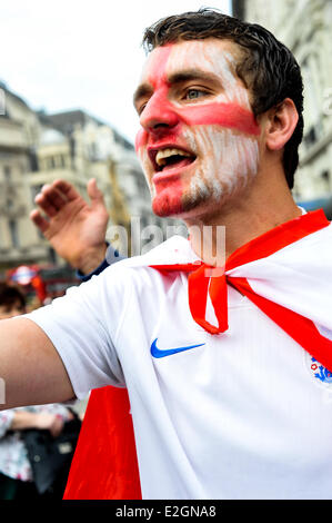 London, UK. 19. Juni 2014. Kredit-Fans aus England, Uruguay und Kolumbien, die Unterstützung ihrer Nationalmannschaft am Piccadilly Circus, London, UK 19. Juni 2014: Giulia Fiori/Alamy Live News Stockfoto