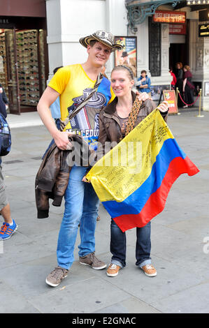 London, UK. 19. Juni 2014. Kredit-Fans aus England, Uruguay und Kolumbien, die Unterstützung ihrer Nationalmannschaft am Piccadilly Circus, London, UK 19. Juni 2014: Giulia Fiori/Alamy Live News Stockfoto