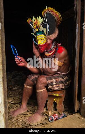 Papua-Neu-Guinea Hela Provinz Region von Tari Dorf Kobe Dumbiali Tiawe kleiden sich in traditionelle Huli-Stamm Stockfoto