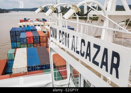 Panama-Panama-Kanal-Boot CGM CGM Alcazar, gebaut im Jahr 2007 und mit einer Kapazität von ca. 5000 Container mit Kreuzung Kanal in zehn Stunden Stockfoto