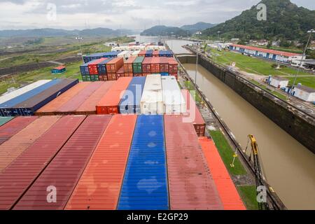 Panama Panama-Kanal Pedro Miguel Schlösser in 1911 Boot CGM CGM Alcazar, gebaut im Jahr 2007 und mit einer Kapazität von ca. 5000 Container mit Kreuzung Kanal in zehn Stunden abgeschlossen Stockfoto