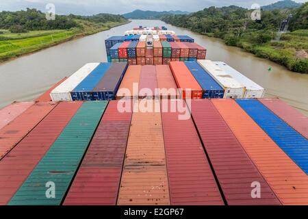 Panama-Panama-Kanal-Boot CGM CGM Alcazar, gebaut im Jahr 2007 und mit einer Kapazität von ca. 5000 Container mit Kreuzung Kanal in zehn Stunden Stockfoto