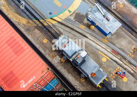Panama Doppelpunkt Gatun Schleusen vollendet 1913 Panamakanal Boot CGM CGM Alcazar, gebaut im Jahr 2007 und mit einer Kapazität von ca. 5000 Container mit Kreuzung Kanal in zehn Stunden selbstfahrende Elektrolokomotive genannt mule Stockfoto