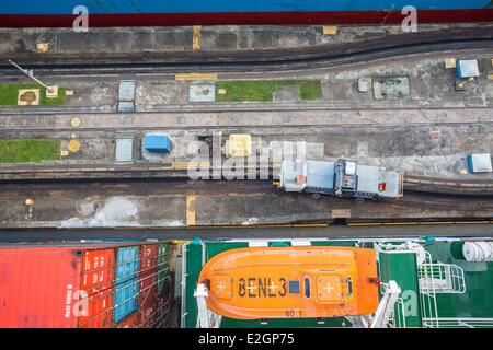 Panama Panama-Kanal Miraflores-Schleusen vollendet 1913 Boot CGM CGM Alcazar gebaut im Jahr 2007 und mit einer Kapazität von ca. 5000 Container mit Kreuzung Kanal in zehn Stunden selbstfahrende Elektrolokomotive genannt mule Stockfoto