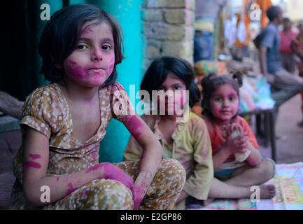 Indien Uttar Pradesh State Barsana Menschen gehen auf Straßen während Holi Festival feiern Stockfoto