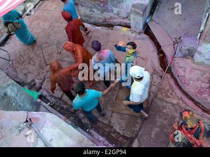 Indien Uttar Pradesh State Barsana Menschen gehen auf Straßen während Holi Festival feiern Stockfoto