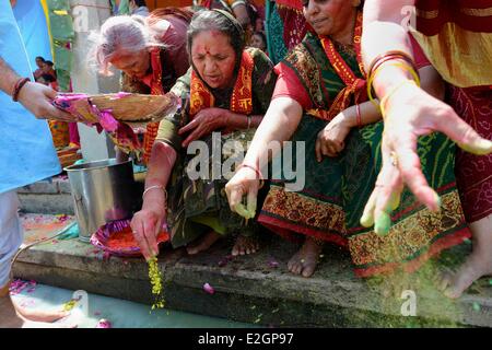 Indien Uttar Pradesh State Mathura Frauen machen Puja im Fluss während Holi Festival feiern Stockfoto