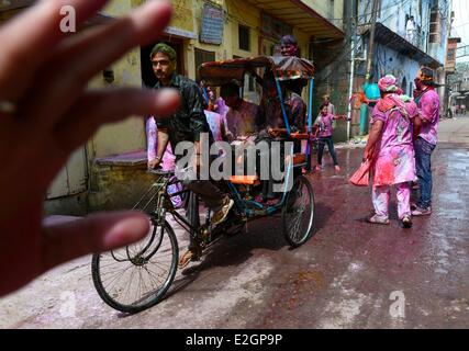 Indien Uttar Pradesh State Mathura Menschen auf Straße erhalten Farbpulver während Holi Festival feiern Stockfoto