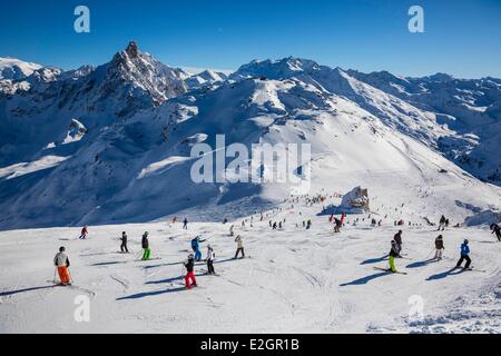 Frankreich Savoie Tarentaise Tal Meribel Courchevel Les Trois Vallees (die drei Täler), eines der größten Skigebiete der Welt mit 600km markierten Wanderwegen Vanoise-massiv Anzeigen der Aiguille du Fruit (3051m) und Mont-de-Gebroulaz (3511m) Stockfoto