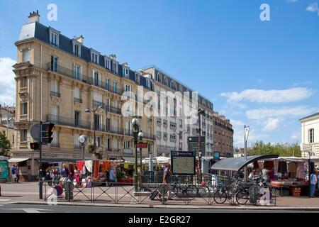 Frankreich Hauts de Seine Issy Les Moulineaux Avenue De La République im freien Markt Stockfoto