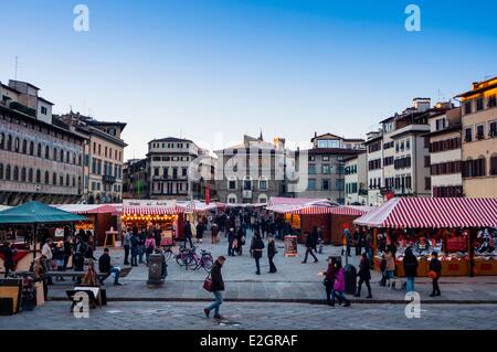 Italien Toskana Florenz Altstadt als Weltkulturerbe durch die UNESCO-Weihnachtsmarkt auf dem Piazza Santa Croce Stockfoto