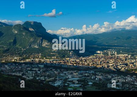 Frankreich Isere Grenoble Bastille und Chartreuse Vercors mit Belledonne Berge hinten gesehen Stockfoto