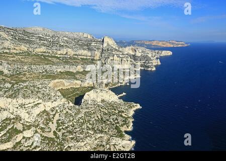 Bouches du Rhone in Frankreich Marseille Kulturhauptstadt 2013 Kultur Parc National des Calanques (Nationalpark der Calanques) Sugiton Bucht große Kandellen schmutzige Cape im Hintergrund (Luftbild) Stockfoto