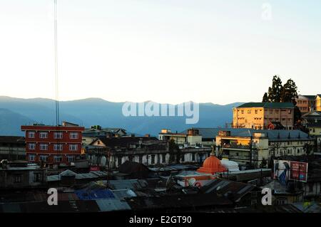 Darjeeling Indien Westbengal Statusansicht auf Stadt mit schneebedeckten Himalaya im Hintergrund Stockfoto