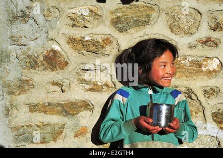 Indien-Westbengal Zustand Singalila Nationalpark Tonglu lächelndes Mädchen mit Glas Wasser Stockfoto