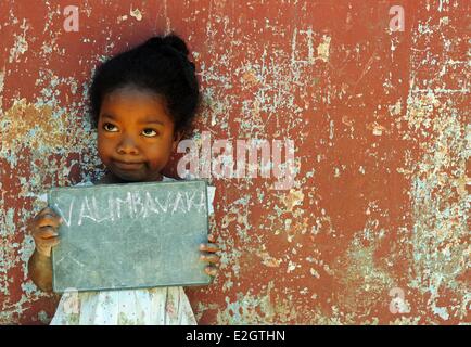 Madagaskar-Antananarivo kleines Mädchen mit kleinen Tafel mit ihrem Namen darauf geschrieben Stockfoto