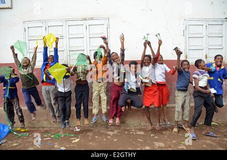 Madagaskar-Antananarivo Schulkinder in Luft springen Stockfoto
