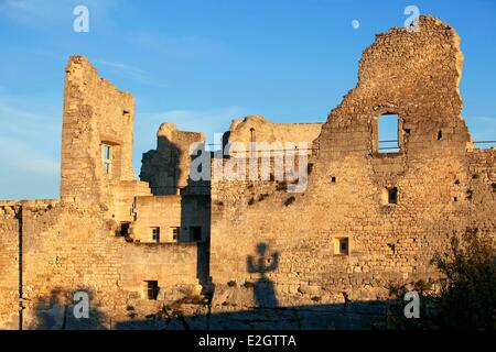 Frankreich Vaucluse Parc Naturel Regional du Luberon (natürlichen regionalen Park der Luberon) Lacoste Lacoste Burgruinen des 11. Jahrhunderts eine der Residenzen des Marquis de Sade im 18. Jahrhundert Stockfoto