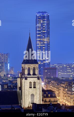 Frankreich Paris Glockenturm der Kirche Saint-Germain und Montparnasse-Turm Stockfoto